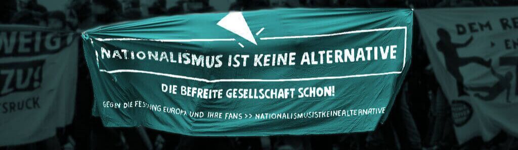 Transpi auf einer Demonstration: Nationalismus ist keine Alternative! Die befreite Gesellschaft schon.